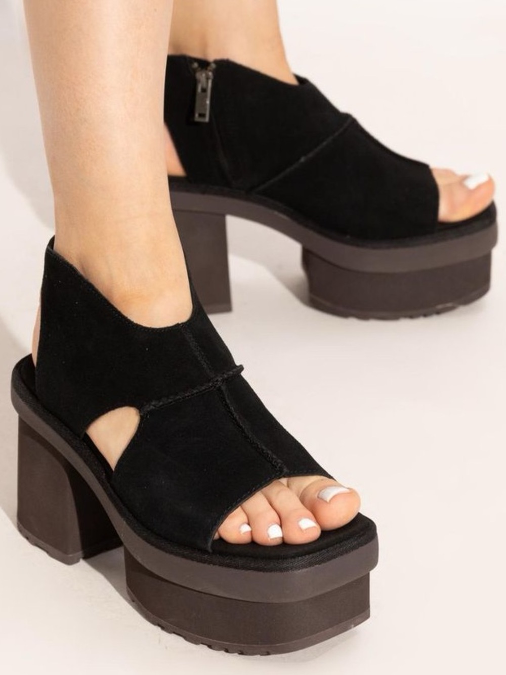 🆕{UGG} New Heights Suede Platform T-Strap Sandals